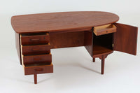 こちらは北欧ビンテージの「キドニーデスク」で、特徴的な腎臓型(キドニー)のデザインが魅力的です。温かみのあるチーク材が使用され、シンプルでありながら存在感のある仕上がりです。引き出し収納と扉収納があり、さらに背面にも収納スペースが備わっているため、使い勝手も抜群です。コンパクトながらも十分な収納力を誇り、デスクとしてはもちろん、書斎やオフィスでの使用にも適しています。