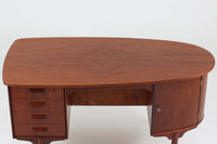 こちらは北欧ビンテージの「キドニーデスク」で、特徴的な腎臓型(キドニー)のデザインが魅力的です。温かみのあるチーク材が使用され、シンプルでありながら存在感のある仕上がりです。引き出し収納と扉収納があり、さらに背面にも収納スペースが備わっているため、使い勝手も抜群です。コンパクトながらも十分な収納力を誇り、デスクとしてはもちろん、書斎やオフィスでの使用にも適しています。