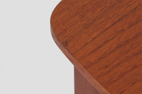 こちらは北欧ビンテージの「キドニーデスク」で、特徴的な腎臓型(キドニー)のデザインが魅力的です。温かみのあるチーク材が使用され、シンプルでありながら存在感のある仕上がりです。引き出し収納と扉収納があり、さらに背面にも収納スペースが備わっているため、使い勝手も抜群です。コンパクトながらも十分な収納力を誇り、デスクとしてはもちろん、書斎やオフィスでの使用にも適しています。