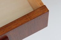 こちらは北欧ビンテージの「キドニーデスク」で、特徴的な腎臓型(キドニー)のデザインが魅力的です。温かみのあるチーク材が使用され、シンプルでありながら存在感のある仕上がりです。引き出し収納と扉収納があり、さらに背面にも収納スペースが備わっているため、使い勝手も抜群です。コンパクトながらも十分な収納力を誇り、デスクとしてはもちろん、書斎やオフィスでの使用にも適しています。