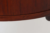 こちらは北欧ビンテージの「キドニーデスク」で、特徴的な腎臓型(キドニー)のデザインが魅力的です。温かみのあるチーク材が使用され、シンプルでありながら存在感のある仕上がりです。引き出し収納と扉収納があり、さらに背面にも収納スペースが備わっているため、使い勝手も抜群です。コンパクトながらも十分な収納力を誇り、デスクとしてはもちろん、書斎やオフィスでの使用にも適しています。