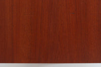 こちらは北欧ビンテージの「キドニーデスク」で、特徴的な腎臓型(キドニー)のデザインが魅力的です。温かみのあるチーク材が使用され、シンプルでありながら存在感のある仕上がりです。引き出し収納と扉収納があり、さらに背面にも収納スペースが備わっているため、使い勝手も抜群です。コンパクトながらも十分な収納力を誇り、デスクとしてはもちろん、書斎やオフィスでの使用にも適しています。