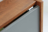 デンマークの老舗家具メーカーGetama(ゲタマ)製、Hans J. Wegner(ハンス・J・ウェグナー)デザインの名作デイベッド「GE258」です。フレームには深みのあるダークオーク材を使用しており、落ち着いた色味と上品な木目が魅力です。背もたれは後方に倒すことでベッドとして使用可能な構造で、ミニマルで美しいラインと機能性を兼ね備えた北欧デザインの代表作です。クッションはベージュ系のファブリックにて張り替え済みで、モダンでやわらかな印象を与えます。リビングやゲストルームにも最適な一台です。