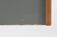 デンマークの老舗家具メーカーGetama(ゲタマ)製、Hans J. Wegner(ハンス・J・ウェグナー)デザインの名作デイベッド「GE258」です。フレームには深みのあるダークオーク材を使用しており、落ち着いた色味と上品な木目が魅力です。背もたれは後方に倒すことでベッドとして使用可能な構造で、ミニマルで美しいラインと機能性を兼ね備えた北欧デザインの代表作です。クッションはベージュ系のファブリックにて張り替え済みで、モダンでやわらかな印象を与えます。リビングやゲストルームにも最適な一台です。