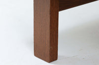 デンマークの老舗家具メーカーGetama(ゲタマ)製、Hans J. Wegner(ハンス・J・ウェグナー)デザインの名作デイベッド「GE258」です。フレームには深みのあるダークオーク材を使用しており、落ち着いた色味と上品な木目が魅力です。背もたれは後方に倒すことでベッドとして使用可能な構造で、ミニマルで美しいラインと機能性を兼ね備えた北欧デザインの代表作です。クッションはベージュ系のファブリックにて張り替え済みで、モダンでやわらかな印象を与えます。リビングやゲストルームにも最適な一台です。