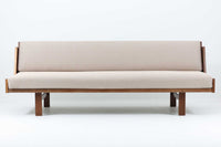 デンマークの老舗家具メーカーGetama(ゲタマ)製、Hans J. Wegner(ハンス・J・ウェグナー)デザインの名作デイベッド「GE258」です。フレームには深みのあるダークオーク材を使用しており、落ち着いた色味と上品な木目が魅力です。背もたれは後方に倒すことでベッドとして使用可能な構造で、ミニマルで美しいラインと機能性を兼ね備えた北欧デザインの代表作です。クッションはベージュ系のファブリックにて張り替え済みで、モダンでやわらかな印象を与えます。リビングやゲストルームにも最適な一台です。