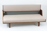 デンマークの老舗家具メーカーGetama(ゲタマ)製、Hans J. Wegner(ハンス・J・ウェグナー)デザインの名作デイベッド「GE258」です。フレームには深みのあるダークオーク材を使用しており、落ち着いた色味と上品な木目が魅力です。背もたれは後方に倒すことでベッドとして使用可能な構造で、ミニマルで美しいラインと機能性を兼ね備えた北欧デザインの代表作です。クッションはベージュ系のファブリックにて張り替え済みで、モダンでやわらかな印象を与えます。リビングやゲストルームにも最適な一台です。