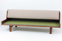 デンマークの老舗家具メーカーGetama(ゲタマ)製、Hans J. Wegner(ハンス・J・ウェグナー)デザインの名作デイベッド「GE258」です。フレームには深みのあるダークオーク材を使用しており、落ち着いた色味と上品な木目が魅力です。背もたれは後方に倒すことでベッドとして使用可能な構造で、ミニマルで美しいラインと機能性を兼ね備えた北欧デザインの代表作です。クッションはベージュ系のファブリックにて張り替え済みで、モダンでやわらかな印象を与えます。リビングやゲストルームにも最適な一台です。