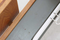 北欧より買い付けたHans J. WegnerデザインによるGETAmA社製のベッドフレームは、シンプルで洗練されたデザインが特徴です。空間を広く感じさせるスッキリとしたラインが、どんなインテリアにも調和します。本体には高品質なオーク材が使用されており、自然な木目の美しさと温かみを感じることができます。シングルサイズのマットレスに対応しています。マットレスは付属しておりませんので、別途ご用意ください。。