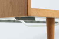 北欧より買い付けたHans J. WegnerデザインによるGETAmA社製のベッドフレームは、シンプルで洗練されたデザインが特徴です。空間を広く感じさせるスッキリとしたラインが、どんなインテリアにも調和します。本体には高品質なオーク材が使用されており、自然な木目の美しさと温かみを感じることができます。シングルサイズのマットレスに対応しています。マットレスは付属しておりませんので、別途ご用意ください。。