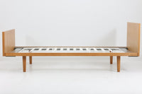北欧より買い付けたHans J. WegnerデザインによるGETAmA社製のベッドフレームは、シンプルで洗練されたデザインが特徴です。空間を広く感じさせるスッキリとしたラインが、どんなインテリアにも調和します。本体には高品質なオーク材が使用されており、自然な木目の美しさと温かみを感じることができます。シングルサイズのマットレスに対応しています。マットレスは付属しておりませんので、別途ご用意ください。。