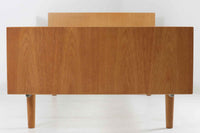北欧より買い付けたHans J. WegnerデザインによるGETAmA社製のベッドフレームは、シンプルで洗練されたデザインが特徴です。空間を広く感じさせるスッキリとしたラインが、どんなインテリアにも調和します。本体には高品質なオーク材が使用されており、自然な木目の美しさと温かみを感じることができます。シングルサイズのマットレスに対応しています。マットレスは付属しておりませんので、別途ご用意ください。。