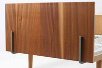 北欧より買い付けたHans J. WegnerデザインによるGETAmA社製のベッドフレームは、シンプルで洗練されたデザインが特徴です。空間を広く感じさせるスッキリとしたラインが、どんなインテリアにも調和します。本体には高品質なオーク材が使用されており、自然な木目の美しさと温かみを感じることができます。シングルサイズのマットレスに対応しています。マットレスは付属しておりませんので、別途ご用意ください。。