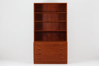 デンマークを代表する家具デザイナー、Borge mogensen(ボーエ・モーエンセン)によってデザインされた、Soborg mobler社製のディスプレイシェルフです。上部には本や雑貨を美しく並べられるオープンシェルフ、下部には4杯の引き出しが備わっており、収納力と見せる楽しさを兼ね備えた実用的な構成となっています。素材にはチーク材が使用されており、温かみのある木目と落ち着いた色味が空間に上質な印象を与えます。背面にはメーカーラベルが残っており、モーエンセン作品としての価値を感じさせる一品です。幅100cmと程よいサイズ感で、リビングや書斎など幅広いシーンにおすすめです。