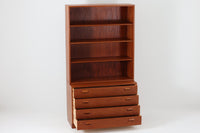 デンマークを代表する家具デザイナー、Borge mogensen(ボーエ・モーエンセン)によってデザインされた、Soborg mobler社製のディスプレイシェルフです。上部には本や雑貨を美しく並べられるオープンシェルフ、下部には4杯の引き出しが備わっており、収納力と見せる楽しさを兼ね備えた実用的な構成となっています。素材にはチーク材が使用されており、温かみのある木目と落ち着いた色味が空間に上質な印象を与えます。背面にはメーカーラベルが残っており、モーエンセン作品としての価値を感じさせる一品です。幅100cmと程よいサイズ感で、リビングや書斎など幅広いシーンにおすすめです。