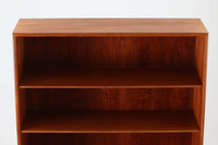 デンマークを代表する家具デザイナー、Borge mogensen(ボーエ・モーエンセン)によってデザインされた、Soborg mobler社製のディスプレイシェルフです。上部には本や雑貨を美しく並べられるオープンシェルフ、下部には4杯の引き出しが備わっており、収納力と見せる楽しさを兼ね備えた実用的な構成となっています。素材にはチーク材が使用されており、温かみのある木目と落ち着いた色味が空間に上質な印象を与えます。背面にはメーカーラベルが残っており、モーエンセン作品としての価値を感じさせる一品です。幅100cmと程よいサイズ感で、リビングや書斎など幅広いシーンにおすすめです。