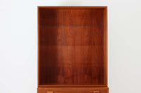 デンマークを代表する家具デザイナー、Borge mogensen(ボーエ・モーエンセン)によってデザインされた、Soborg mobler社製のディスプレイシェルフです。上部には本や雑貨を美しく並べられるオープンシェルフ、下部には4杯の引き出しが備わっており、収納力と見せる楽しさを兼ね備えた実用的な構成となっています。素材にはチーク材が使用されており、温かみのある木目と落ち着いた色味が空間に上質な印象を与えます。背面にはメーカーラベルが残っており、モーエンセン作品としての価値を感じさせる一品です。幅100cmと程よいサイズ感で、リビングや書斎など幅広いシーンにおすすめです。