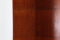 デンマークを代表する家具デザイナー、Borge mogensen(ボーエ・モーエンセン)によってデザインされた、Soborg mobler社製のディスプレイシェルフです。上部には本や雑貨を美しく並べられるオープンシェルフ、下部には4杯の引き出しが備わっており、収納力と見せる楽しさを兼ね備えた実用的な構成となっています。素材にはチーク材が使用されており、温かみのある木目と落ち着いた色味が空間に上質な印象を与えます。背面にはメーカーラベルが残っており、モーエンセン作品としての価値を感じさせる一品です。幅100cmと程よいサイズ感で、リビングや書斎など幅広いシーンにおすすめです。