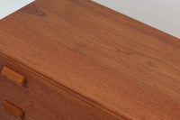 デンマークを代表する家具デザイナー、Borge mogensen(ボーエ・モーエンセン)によってデザインされた、Soborg mobler社製のディスプレイシェルフです。上部には本や雑貨を美しく並べられるオープンシェルフ、下部には4杯の引き出しが備わっており、収納力と見せる楽しさを兼ね備えた実用的な構成となっています。素材にはチーク材が使用されており、温かみのある木目と落ち着いた色味が空間に上質な印象を与えます。背面にはメーカーラベルが残っており、モーエンセン作品としての価値を感じさせる一品です。幅100cmと程よいサイズ感で、リビングや書斎など幅広いシーンにおすすめです。