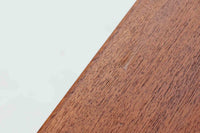 デンマークを代表する家具デザイナー、Borge mogensen(ボーエ・モーエンセン)によってデザインされた、Soborg mobler社製のディスプレイシェルフです。上部には本や雑貨を美しく並べられるオープンシェルフ、下部には4杯の引き出しが備わっており、収納力と見せる楽しさを兼ね備えた実用的な構成となっています。素材にはチーク材が使用されており、温かみのある木目と落ち着いた色味が空間に上質な印象を与えます。背面にはメーカーラベルが残っており、モーエンセン作品としての価値を感じさせる一品です。幅100cmと程よいサイズ感で、リビングや書斎など幅広いシーンにおすすめです。