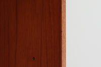 デンマークの巨匠ボーエ・モーエンセンがデザインした、Soborg mobler社製のビンテージディスプレイシェルフ。1950~70年代に製造された北欧家具の名作です。チーク材の美しい木目が際立ち、温かみのある風合いが魅力。上部はオープンシェルフ、下部には収納キャビネットを備え、実用性にも優れています。可動棚により、収納スペースを自由に調整可能。モーエンセンらしいシンプルな掘り込み取っ手が施された洗練されたデザイン。ビンテージならではの風合いを楽しめる、北欧家具の逸品です。