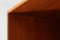 デンマークの巨匠ボーエ・モーエンセンがデザインした、Soborg mobler社製のビンテージディスプレイシェルフ。1950~70年代に製造された北欧家具の名作です。チーク材の美しい木目が際立ち、温かみのある風合いが魅力。上部はオープンシェルフ、下部には収納キャビネットを備え、実用性にも優れています。可動棚により、収納スペースを自由に調整可能。モーエンセンらしいシンプルな掘り込み取っ手が施された洗練されたデザイン。ビンテージならではの風合いを楽しめる、北欧家具の逸品です。