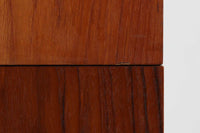 デンマークの巨匠ボーエ・モーエンセンがデザインした、Soborg mobler社製のビンテージディスプレイシェルフ。1950~70年代に製造された北欧家具の名作です。チーク材の美しい木目が際立ち、温かみのある風合いが魅力。上部はオープンシェルフ、下部には収納キャビネットを備え、実用性にも優れています。可動棚により、収納スペースを自由に調整可能。モーエンセンらしいシンプルな掘り込み取っ手が施された洗練されたデザイン。ビンテージならではの風合いを楽しめる、北欧家具の逸品です。