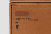 デンマークの巨匠ボーエ・モーエンセンがデザインした、Soborg mobler社製のビンテージディスプレイシェルフ。1950~70年代に製造された北欧家具の名作です。チーク材の美しい木目が際立ち、温かみのある風合いが魅力。上部はオープンシェルフ、下部には収納キャビネットを備え、実用性にも優れています。可動棚により、収納スペースを自由に調整可能。モーエンセンらしいシンプルな掘り込み取っ手が施された洗練されたデザイン。ビンテージならではの風合いを楽しめる、北欧家具の逸品です。