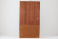 デンマークの巨匠ボーエ・モーエンセンがデザインした、Soborg mobler社製のビンテージディスプレイシェルフ。1950~70年代に製造された北欧家具の名作です。チーク材の美しい木目が際立ち、温かみのある風合いが魅力。上部はオープンシェルフ、下部には収納キャビネットを備え、実用性にも優れています。可動棚により、収納スペースを自由に調整可能。モーエンセンらしいシンプルな掘り込み取っ手が施された洗練されたデザイン。ビンテージならではの風合いを楽しめる、北欧家具の逸品です。