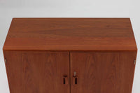 デンマークの巨匠ボーエ・モーエンセンがデザインした、Soborg mobler社製のビンテージディスプレイシェルフ。1950~70年代に製造された北欧家具の名作です。チーク材の美しい木目が際立ち、温かみのある風合いが魅力。上部はオープンシェルフ、下部には収納キャビネットを備え、実用性にも優れています。可動棚により、収納スペースを自由に調整可能。モーエンセンらしいシンプルな掘り込み取っ手が施された洗練されたデザイン。ビンテージならではの風合いを楽しめる、北欧家具の逸品です。