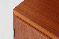 デンマークの巨匠ボーエ・モーエンセンがデザインした、Soborg mobler社製のビンテージディスプレイシェルフ。1950~70年代に製造された北欧家具の名作です。チーク材の美しい木目が際立ち、温かみのある風合いが魅力。上部はオープンシェルフ、下部には収納キャビネットを備え、実用性にも優れています。可動棚により、収納スペースを自由に調整可能。モーエンセンらしいシンプルな掘り込み取っ手が施された洗練されたデザイン。ビンテージならではの風合いを楽しめる、北欧家具の逸品です。