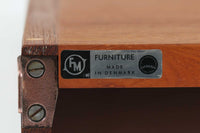 このウォールシェルフは、デンマークの有名デザイナー、カイ・クリスチャンセンがデザインしたもので、Fm furnitureから発売されました。フレームを壁面に取り付け、棚板を好きな位置に配置する事が出来ます。写真の様に2列で使用する以外にも、1列で使用する事も可能です。