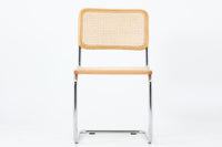 Cesca Chairは、デザイナーのマルセル・ブロイヤー(marcel Breuer)によって1928年に設計されました。鋼管を使ったフレームが特徴で、世界初の「カンチレバーチェア」(片側のみで支える構造)として有名です。この構造により、従来の四脚の椅子に比べて、軽快でシンプルな外観を実現しています。デザインから100年近く経った現在でも、Cesca Chairは世界中で愛され続けています。こちらのCesca Chairは、リプロダクト(復刻版)品となります。多くのリプロダクトが市場に出回っており、北欧地域でも使用されていることが確認されています。また、本チェアはイタリア製であることは判明しておりますが、製造メーカーについては不明です。