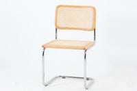 Cesca Chairは、デザイナーのマルセル・ブロイヤー(marcel Breuer)によって1928年に設計されました。鋼管を使ったフレームが特徴で、世界初の「カンチレバーチェア」(片側のみで支える構造)として有名です。この構造により、従来の四脚の椅子に比べて、軽快でシンプルな外観を実現しています。デザインから100年近く経った現在でも、Cesca Chairは世界中で愛され続けています。こちらのCesca Chairは、リプロダクト(復刻版)品となります。多くのリプロダクトが市場に出回っており、北欧地域でも使用されていることが確認されています。また、本チェアはイタリア製であることは判明しておりますが、製造メーカーについては不明です。