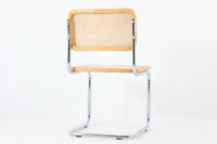 Cesca Chairは、デザイナーのマルセル・ブロイヤー(marcel Breuer)によって1928年に設計されました。鋼管を使ったフレームが特徴で、世界初の「カンチレバーチェア」(片側のみで支える構造)として有名です。この構造により、従来の四脚の椅子に比べて、軽快でシンプルな外観を実現しています。デザインから100年近く経った現在でも、Cesca Chairは世界中で愛され続けています。こちらのCesca Chairは、リプロダクト(復刻版)品となります。多くのリプロダクトが市場に出回っており、北欧地域でも使用されていることが確認されています。また、本チェアはイタリア製であることは判明しておりますが、製造メーカーについては不明です。