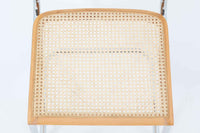 Cesca Chairは、デザイナーのマルセル・ブロイヤー(marcel Breuer)によって1928年に設計されました。鋼管を使ったフレームが特徴で、世界初の「カンチレバーチェア」(片側のみで支える構造)として有名です。この構造により、従来の四脚の椅子に比べて、軽快でシンプルな外観を実現しています。デザインから100年近く経った現在でも、Cesca Chairは世界中で愛され続けています。こちらのCesca Chairは、リプロダクト(復刻版)品となります。多くのリプロダクトが市場に出回っており、北欧地域でも使用されていることが確認されています。また、本チェアはイタリア製であることは判明しておりますが、製造メーカーについては不明です。