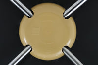 北欧より買い付けました。Arne Jacobsenデザインのセブンチェアです。アーム付きの本革モデルです。1980~1990年代頃に製造されたものと推測され、使い込まれた本革の質感が魅力的な一品です。