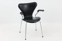 北欧より買い付けました。Arne Jacobsenデザインのセブンチェアです。アーム付きの本革モデルです。1980~1990年代頃に製造されたものと推測され、使い込まれた本革の質感が魅力的な一品です。