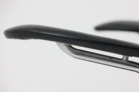 北欧より買い付けました。Arne Jacobsenデザインのセブンチェアです。アーム付きの本革モデルです。1980~1990年代頃に製造されたものと推測され、使い込まれた本革の質感が魅力的な一品です。