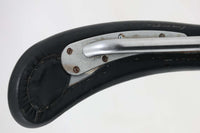 北欧より買い付けました。Arne Jacobsenデザインのセブンチェアです。アーム付きの本革モデルです。1980~1990年代頃に製造されたものと推測され、使い込まれた本革の質感が魅力的な一品です。