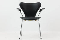 北欧より買い付けました。Arne Jacobsenデザインのセブンチェアです。アーム付きの本革モデルです。1980~1990年代頃に製造されたものと推測され、使い込まれた本革の質感が魅力的な一品です。