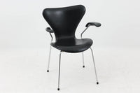 北欧より買い付けました。Arne Jacobsenデザインのセブンチェアです。アーム付きの本革モデルです。1980~1990年代頃に製造されたものと推測され、使い込まれた本革の質感が魅力的な一品です。