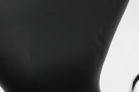 北欧より買い付けました。Arne Jacobsenデザインのセブンチェアです。アーム付きの本革モデルです。1980~1990年代頃に製造されたものと推測され、使い込まれた本革の質感が魅力的な一品です。