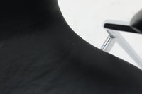 北欧より買い付けました。Arne Jacobsenデザインのセブンチェアです。アーム付きの本革モデルです。1980~1990年代頃に製造されたものと推測され、使い込まれた本革の質感が魅力的な一品です。