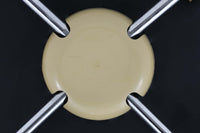 北欧より買い付けました。Arne Jacobsenデザインのセブンチェアです。アーム付きの本革モデルです。1980~1990年代頃に製造されたものと推測され、使い込まれた本革の質感が魅力的な一品です。