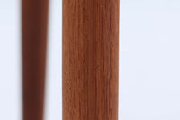 model 343は、デンマークの著名なデザイナー、Knud Faerchによってデザインされたチェアで、チーク無垢材を使用した背もたれと脚との繋ぎ目が美しい一品です。このチェアはシンプルな形状を持ちながらも、職人による高い技術が光る作品で、細部にわたる精緻な仕上げが特徴です。