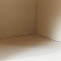 チーク材とオーク材の組み合わせが美しいこちらのドレッサーは、北欧ビンテージ家具らしい温もりと洗練された佇まいを兼ね備えています。柔らかく丸みを帯びた脚部と、曲線的なデザインのミラーが全体に優しい印象を与え、空間に調和する落ち着いた存在感を演出します。収納部には扉と引き出しが設けられ、日常使いのコスメや小物をすっきりと整理可能。実用性と美観を兼ね備えた設計で、玄関先や寝室などにさりげなく取り入れるだけでインテリアの質を高めてくれます。