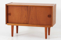 デンマークより買い付けたローボードです。良質なチーク材が使用されており、暖かみのある雰囲気です。小ぶりで置く場所を選ばずご使用いただけます。