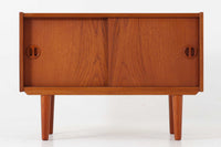 デンマークより買い付けたローボードです。良質なチーク材が使用されており、暖かみのある雰囲気です。小ぶりで置く場所を選ばずご使用いただけます。