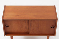 デンマークより買い付けたローボードです。良質なチーク材が使用されており、暖かみのある雰囲気です。小ぶりで置く場所を選ばずご使用いただけます。